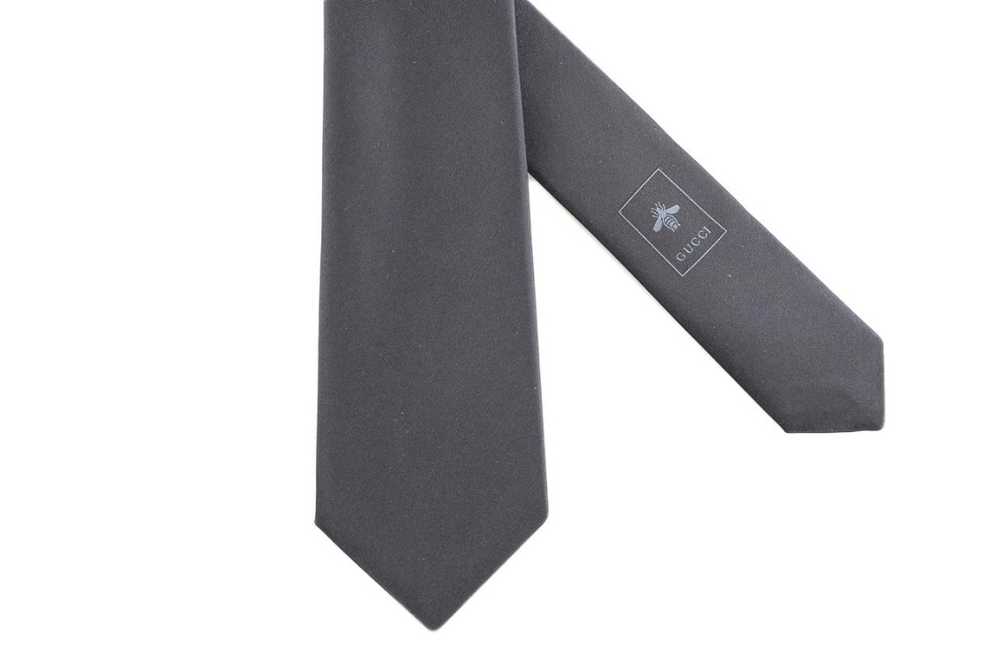 shop GUCCI Saldi Cravatta: Cravatta Gucci in seta nera con sotto nodo Kingsnake.
Kingsnake tono su tono.
L 7 cm x H 146 cm.
100% seta
Made in Italy.. 495304 4E011-1000 number 1363632